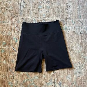 Vuori 8inch biker shorts